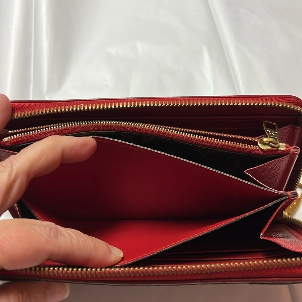 Louis Vuitton Monogram Retiro Cerese Zippy wallet. Comes with COA